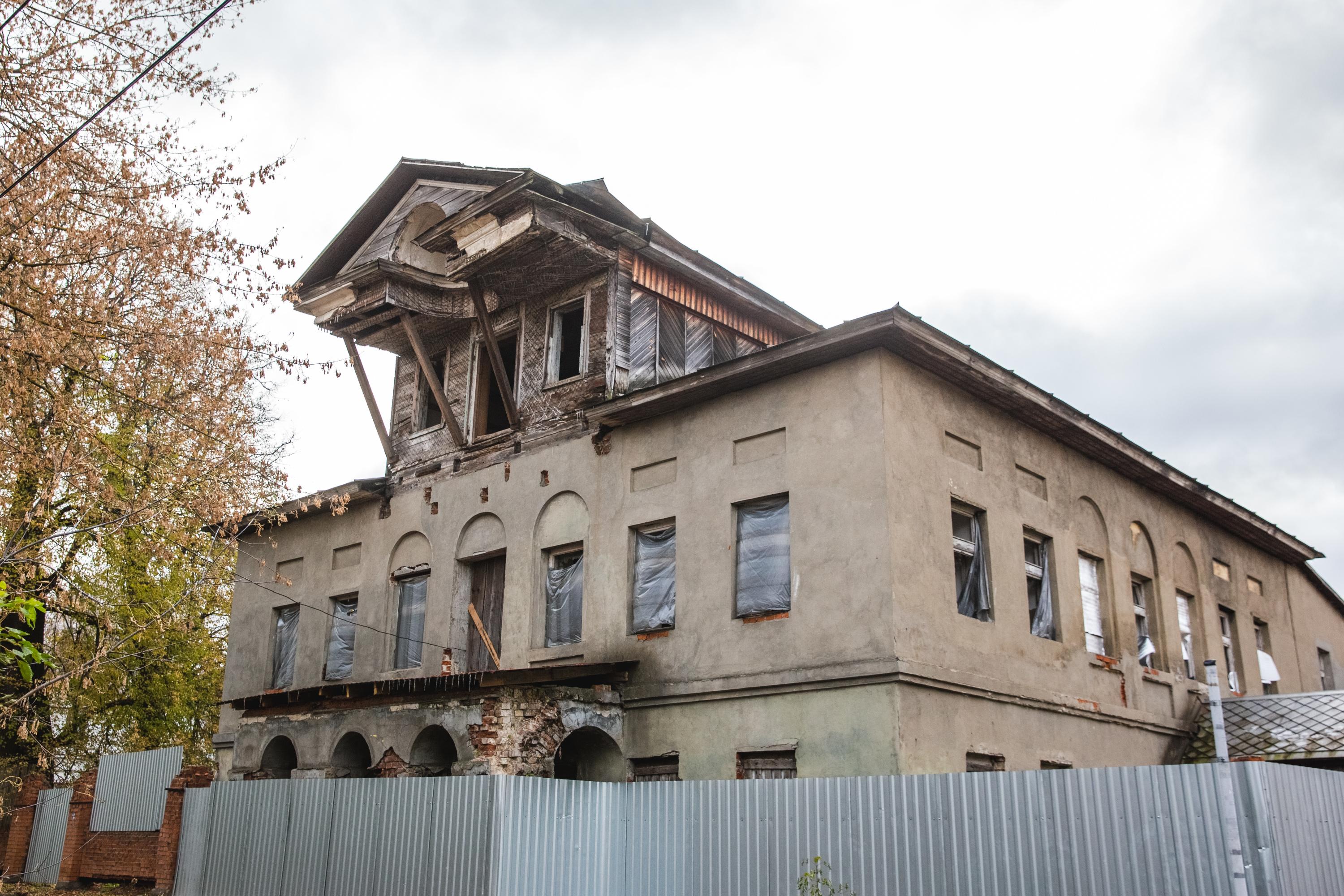 В Ярославле приходит в запустение старинный особняк на Портовой набережной,  4/20 - 27 октября 2023 - 76.ру