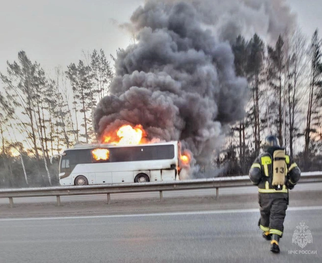 Пассажирский автобус сгорел на трассе Тюмень — Екатеринбург | Источник: МЧС Тюменской области