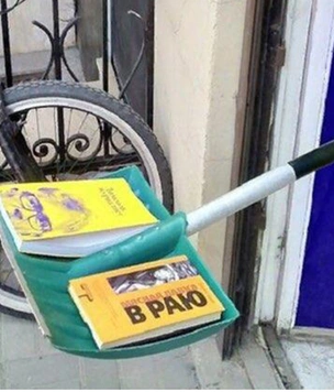 В Петербурге книжный магазин из-за вируса выдает книги на лопате