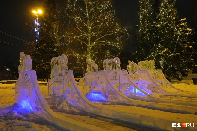 Многие не оценили бесплатные горки в ледовом городке. Но всё же стоит понимать, что они сделаны для малышей | Источник: Владислав Лоншаков / E1.RU