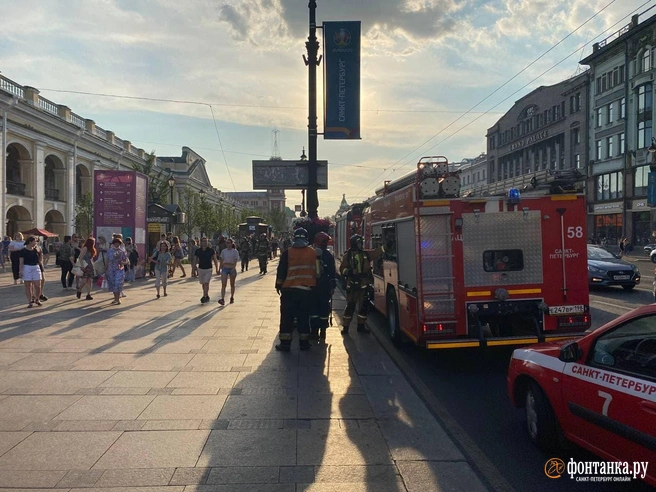 «Василеостровская» снова открыта для петербуржцев. У соседних станций метро заметили скопление пожарных машин (фото, видео) | Источник: Читатель «Фонтанки»