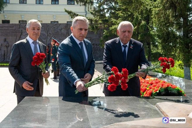 Александр Моор возложил цветы к Вечному огню и подчеркнул, насколько важно хранить память о подвиге предков | Источник: пресс-служба Правительства Тюменской области