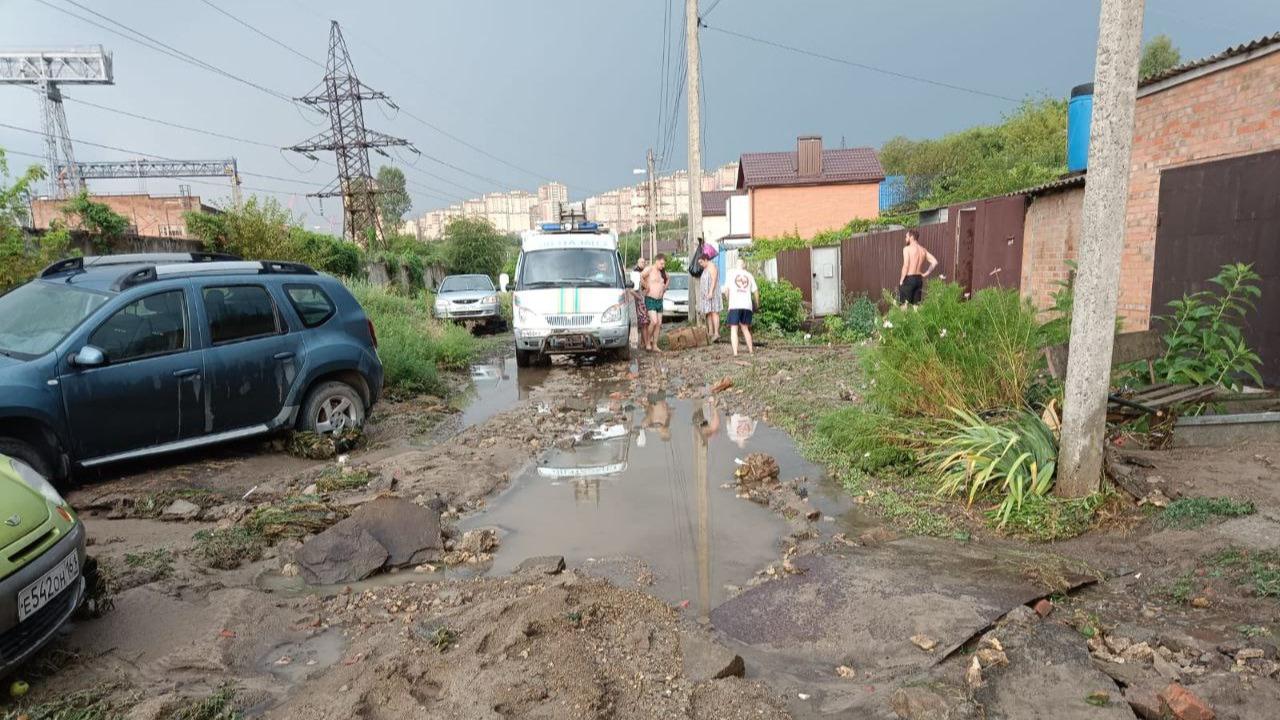 В Ростове грязевые потоки затопили дома в Александровке — авария на  водоканале совпала с ливнем - 10 августа 2023 - 161.ру