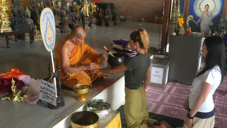 Ксения Бородина получает благословение буддийского монаха