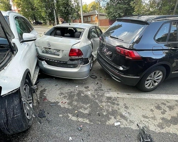 В Ставрополе случилось ДТП с четырьмя машинами | Источник: Госавтоинспекция Ставропольского края