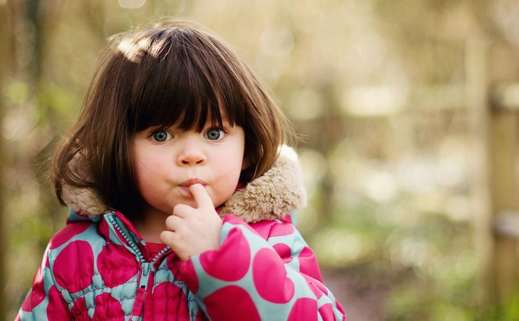 Почему ребенок тянет пальцы в рот