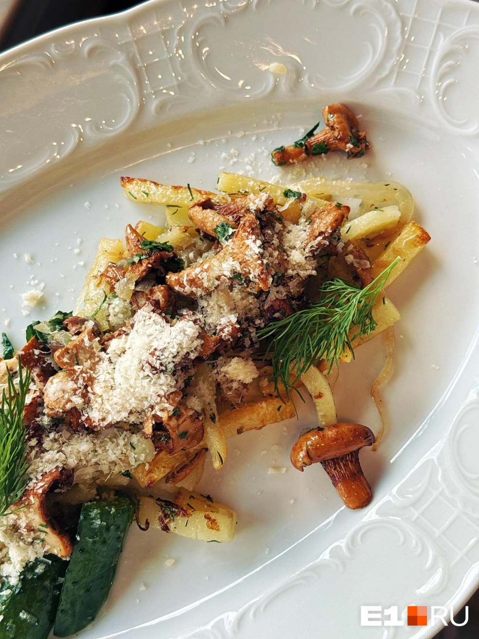 Картошку лучше подавать с соленьями. На этом фото блюдо дополняют битые огурцы | Источник: Ирина Шутько / E1.RU