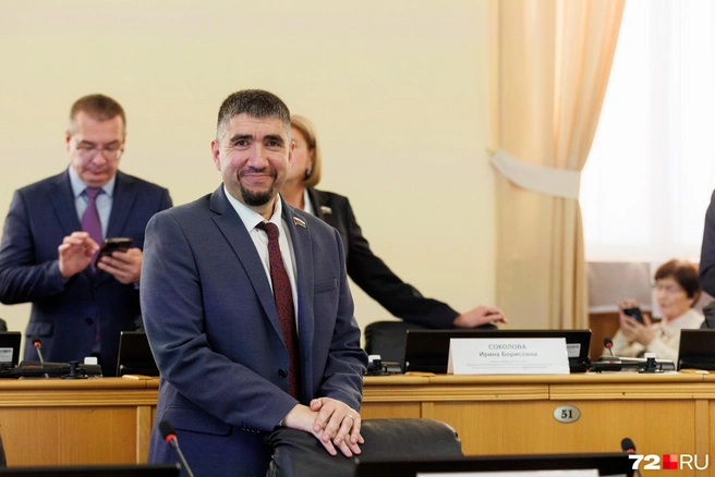 Руководитель фракции ЛДПР в облдуме Иван Вершинин в приподнятом настроении | Источник: Ирина Шарова / 72.RU