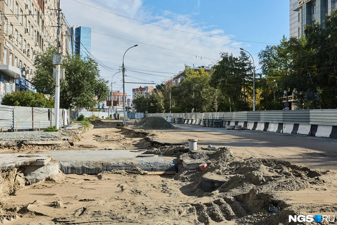Работы на этом участке почти завершили, а рабочих на месте нет, потому что они уехали за материалами | Источник: Александр Ощепков / NGS.RU