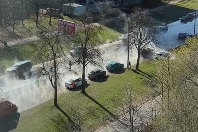 Прорыв трубы с горячей водой на улице Маршала Тухачевского