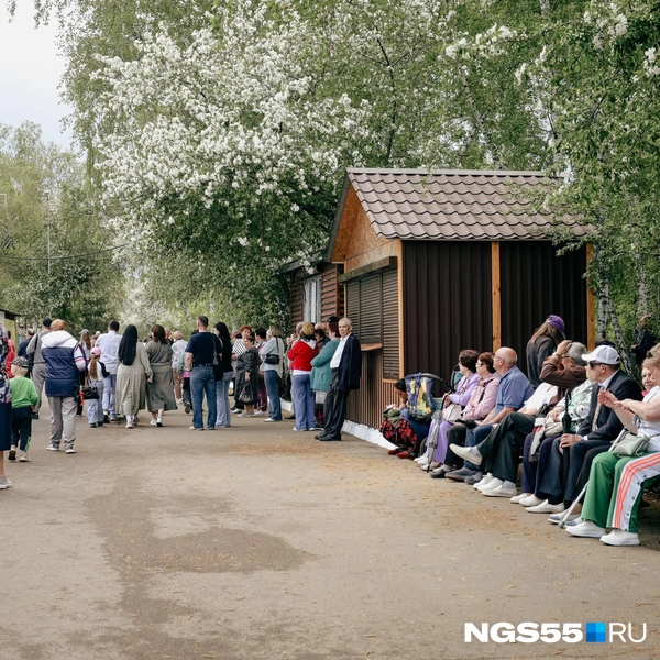Людей собралось не так много, как в центре, но все они были заинтересованы в концерте | Источник: Кирилл Башинский / NGS55.RU