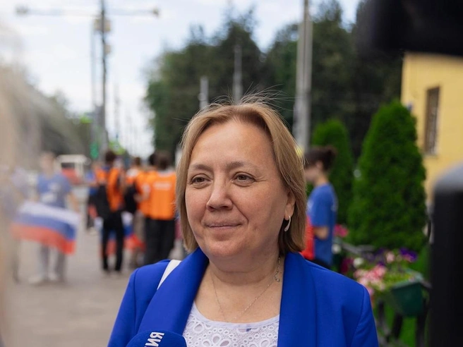 Директор пермской школы № 42 Наталья Кутищева убеждена, что государственный флаг связывает великие победы прошлого с устремленным в будущее поколением | Источник: Юрий Евдокимов