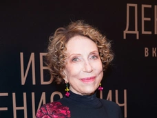 Инна Чурикова не может ходить после падения со сцены