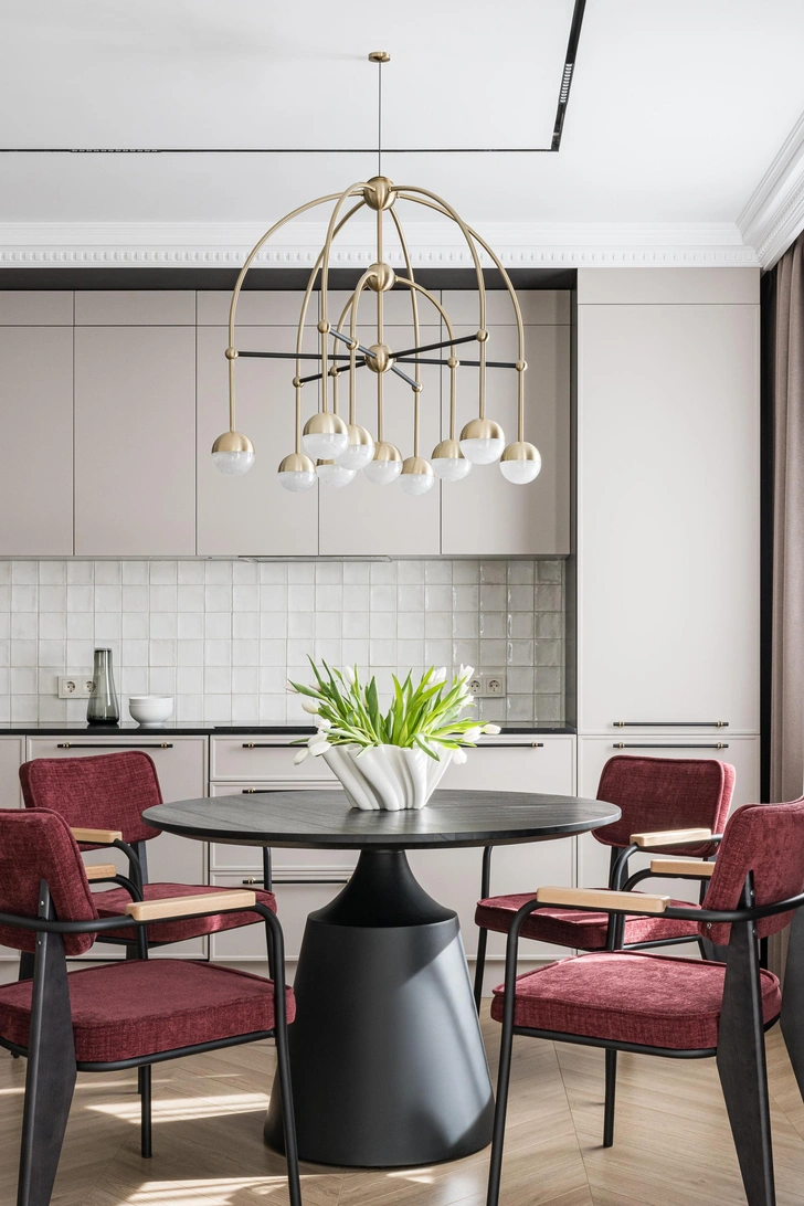 Стол сделан на заказ. Стулья, Loft Design. Люстра, Cristalux. На полу ламинат под паркет елочкой, Czech building Materials (CBM). Плитка на фартуке кухни, Equipe. | Источник: Наталья Горбунова; стиль: Елена Айчувакова 
