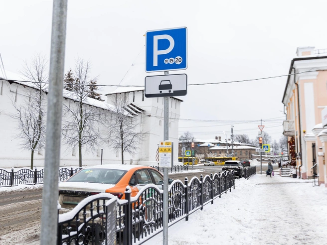На Первомайской улице у музея-заповедника на платной стоянке стоит лишь машина каршеринга, для которой действует специальная льгота. | Источник: Артем Бауман / 76.RU