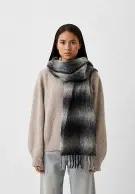 Эти шарфы выведут ваши зимние образы на новый уровень: 10 самых классных вариантов