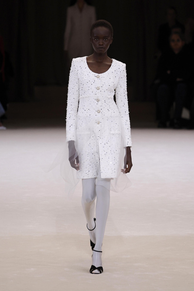 Не замена, а альтернатива: маленькое белое платье — модный мастхэв весна-лето 2024
