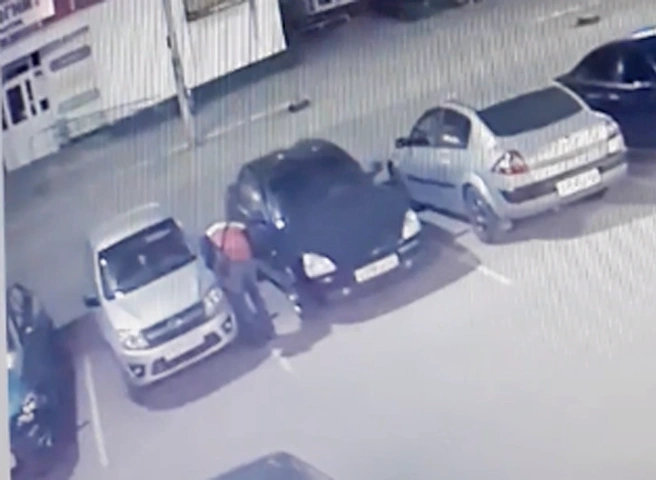 В Рязани повредивший колеса автомобиля мужчина попал на видео | ya62.ru