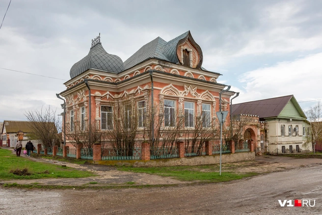 Районная библиотека расположилась в здании купца Жемарина | Источник: Константин Завриков / V1.RU