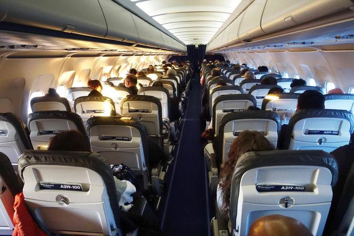 Обвиняли стюардесс в «предвзятом отношении»: чем грозит попытка занять не свое место в самолете