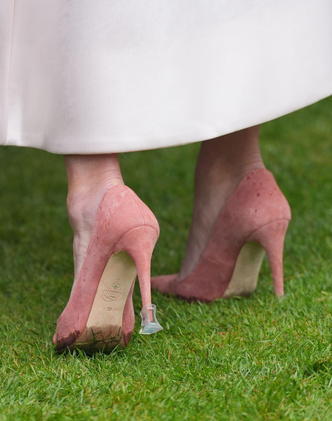 Весь день на ногах: модный лайфхак от Зары Тиндолл, как сделать туфли на шпильках удобными