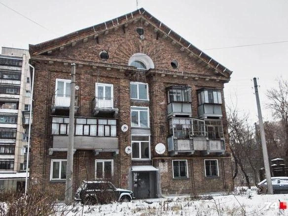 Улица Социалистическая в Челябинске включает в себя как исторические здания «немецкого квартала», так и современные многоэтажные дома. | Источник: Евгения Абжуева