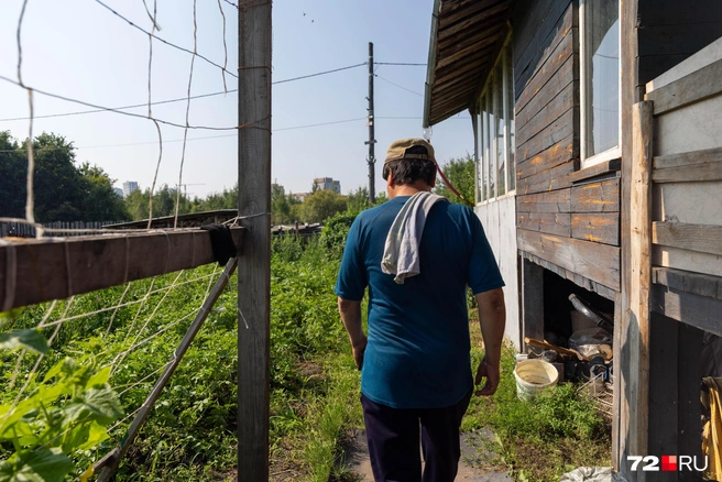 Наби соглашается показать затопленный участок  | Источник: Ирина Шарова / 72.RU 