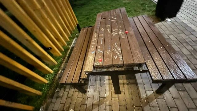 Хулиганы исписали стол | Источник: Подслушано в Кораблино / Vk.com