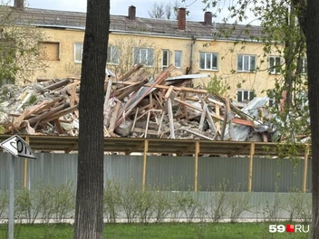 Дом огородили еще в апреле | Источник: читатель 59.RU