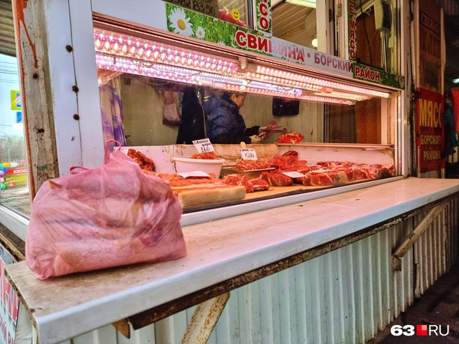 У некоторых продавцов еще есть вывеска о халяльности продукции | Источник: Роман Данилкин / 63.RU 