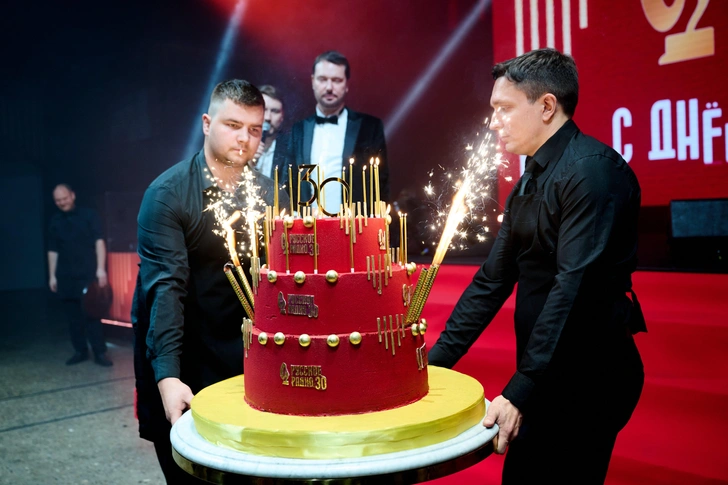 Завершил праздник огромный трехъярусный торт с тридцатью свечами