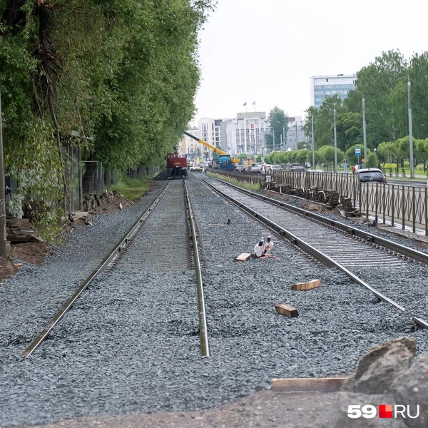 На Петропавловской между Борчанинова и Попова новые пути уже засыпали балластом из щебня | Источник: Василина Любимова / 59.RU