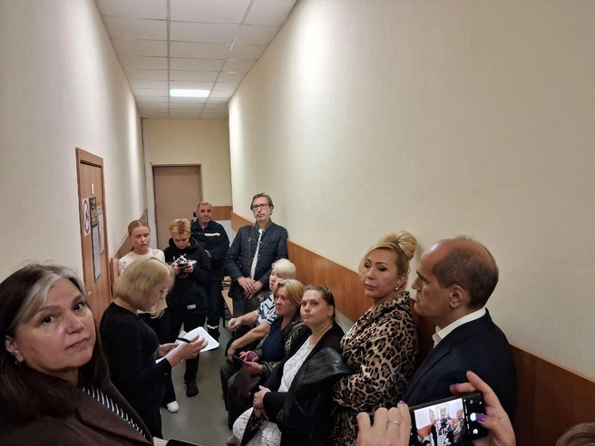 Собственники жилья в доме на Большой Зелениной и их представители в коридоре суда | Источник: Анна Мотовилова / «Фонтанка.ру»