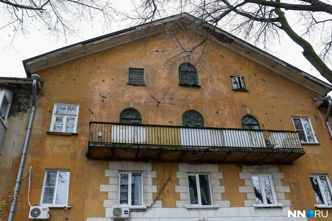 Со стен здания частично обвалилась штукатурка, из-за чего они выглядят как простреленные | Источник: Наталья Бурухина / NN.RU