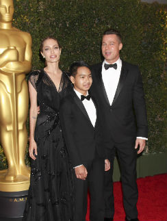 Анджелина Джоли, Брэд Питт и их сын Мэддокс на церемонии вручения почетного «Оскара»