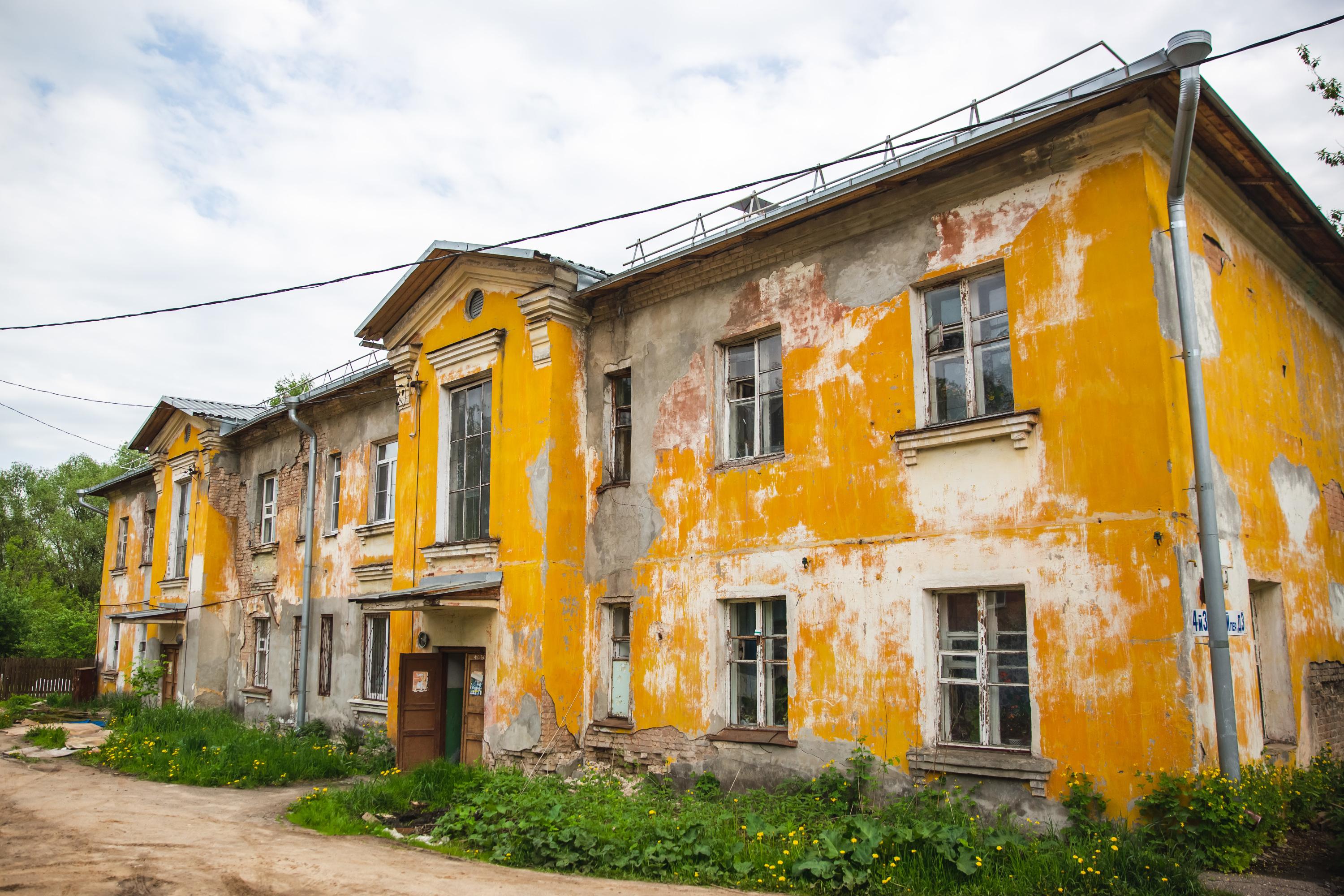 Аварийный дом № 3 в 4-м Заречном переулке в Ярославле: что делать, если  управляющая компания отказалась от дома - 13 июня 2023 - 76.ру