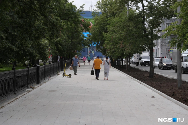 Со стороны НОВАТа тротуар вдоль улицы Орджоникидзе открыт | Источник: Андрей Бортко / NGS.RU