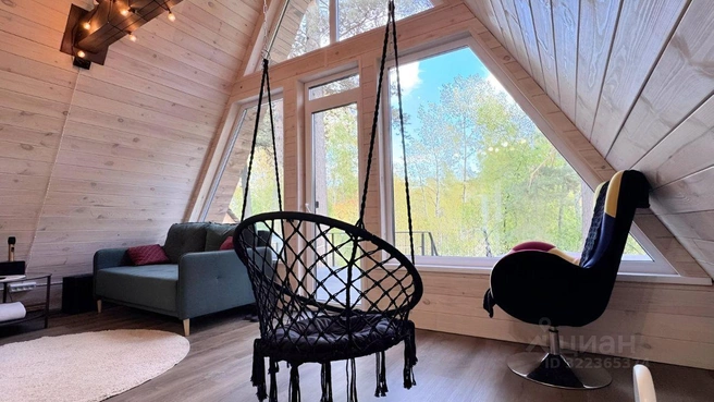 Внутри есть подвесное плетеное кресло | Источник: cian.ru