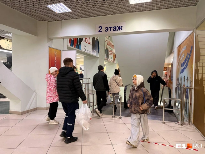 В выходные на первом и втором этажах довольно оживленно | Источник: Дарья Костомина / E1.RU