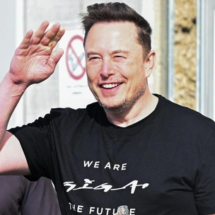 Илон Маск прогулялся со своим сыном по заводу Tesla в Германии