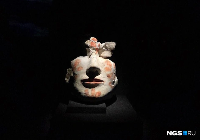 Маска использовалась в погребальной культуре  | Источник: Елизавета Шаталова / NGS.RU