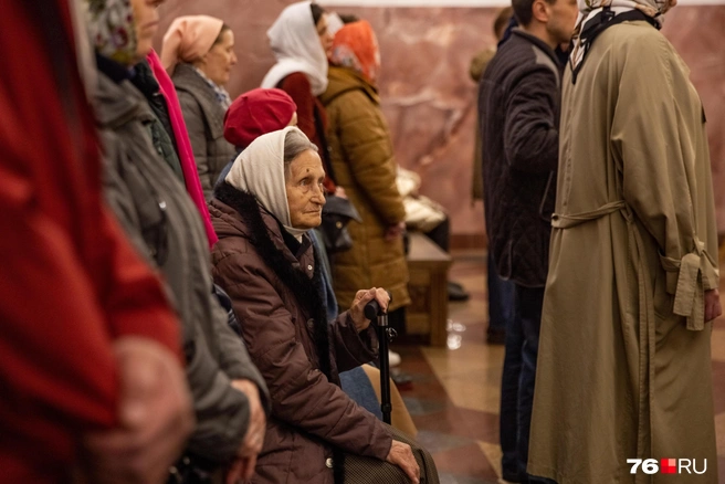 Кому-то удалось найти место, чтобы посидеть | Источник: Кирилл Поверинов / 76.RU
