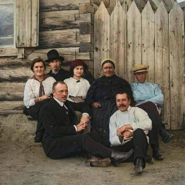 Алексей Андреевич Пахотин (справа внизу) в деревне Николаевка. Это омский исследователь, путешественник, хранитель и собиратель музейных и библиотечных коллекций | Источник: BspChannel / T.me