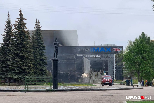 В мае в находящемся поблизости бывшем кинотеатре «Искра» произошел пожар | Источник: Андрей Бирюков