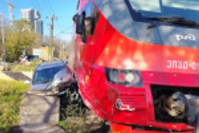 Электричка врезалась в Honda CR-V на переезде