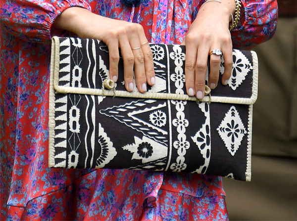 Клатч сделан местными рукодельницами