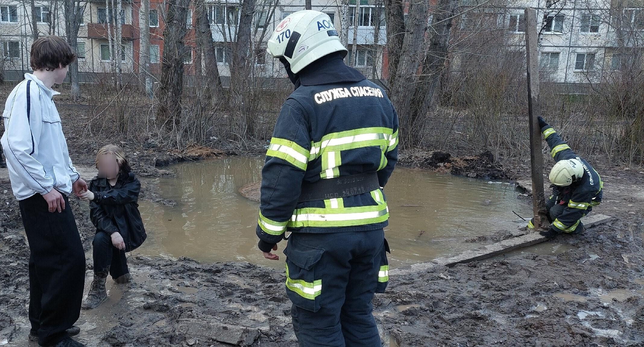 В центре Архангельска девушка застряла по колено в грязи - 16 мая 2024 -  29.ру