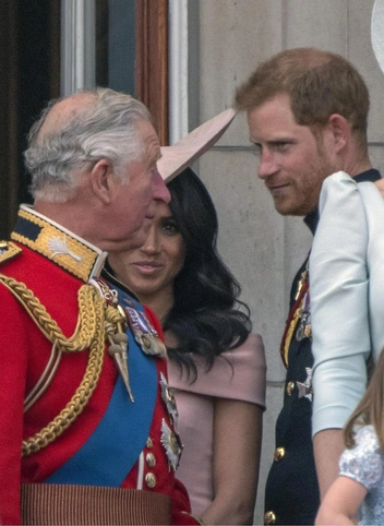 Принц Чарльз, принц Гарри и герцогиня Сассекская на балконе Букингемского дворца во время Trooping the Colour