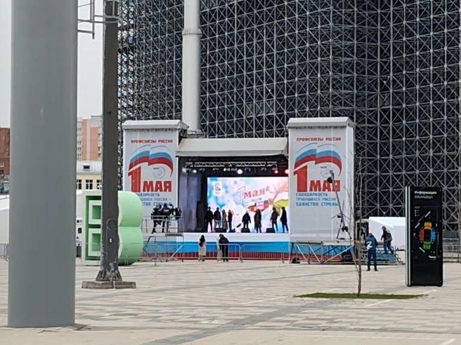 Утром у стадиона репетировали концерт | Источник: читатель E1.RU