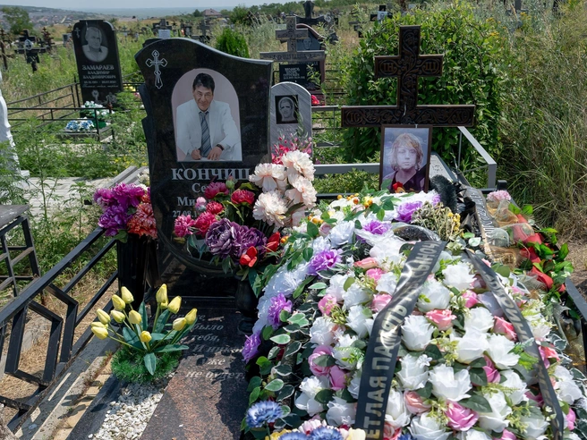 Мальчика похоронили рядом с отцом, который скончался от тяжелой болезни пять лет назад | Источник: Евгений Вдовин / 161.RU